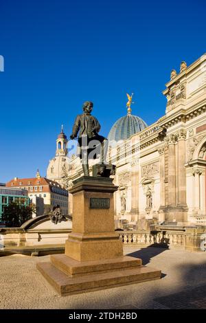 Brühls Terrasse ist ein architektonisches Ensemble und eine Touristenattraktion in Dresden. Hier befindet sich auch die Gedenkstätte für Gottfried Semper, den Architekten Stockfoto