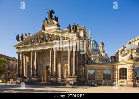 Bau des Sächsischen Kunstvereins und der Akademie der Bildenden Künste. Brühls Terrasse ist ein architektonisches Ensemble und eine Touristenattraktion in Stockfoto