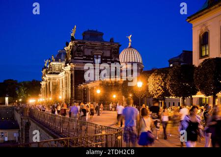 Brühls Terrasse ist ein architektonisches Ensemble und eine Touristenattraktion in Dresden. Die Brühlsche Terrasse ist auch als der Balkon Europas bekannt Stockfoto