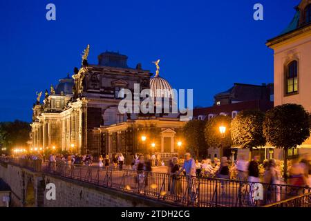 Brühls Terrasse ist ein architektonisches Ensemble und eine Touristenattraktion in Dresden. Die Brühlsche Terrasse ist auch als der Balkon Europas bekannt Stockfoto