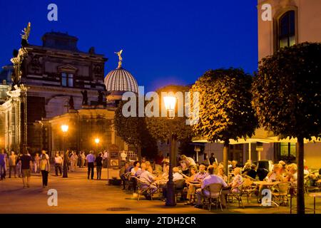 Brühls Terrasse ist ein architektonisches Ensemble und eine Touristenattraktion in Dresden. Die Brühlsche Terrasse ist auch als der Balkon Europas bekannt Stockfoto