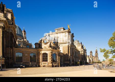 Bau des Sächsischen Kunstvereins und der Akademie der Bildenden Künste. Brühls Terrasse ist ein architektonisches Ensemble und eine Touristenattraktion in Stockfoto