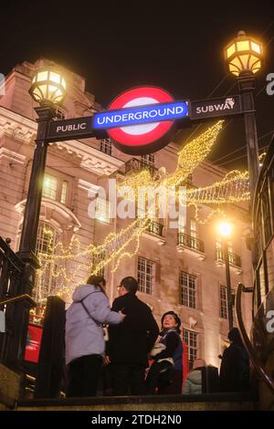 London, Großbritannien - 16. November 2023: Unterirdischer Eingang am Piccadilly Circus mit Regent's Street Illuminations „The Spirit of Christmas“ in Stockfoto