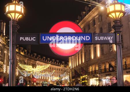 London, Großbritannien - 16. November 2023: Unterirdischer Eingang am Piccadilly Circus mit Regent's Street Illuminations „The Spirit of Christmas“ in Stockfoto