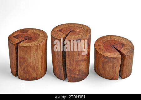 Säge Schnitte von Holzstämmen aus Walnussholz mit einem Riss auf weißem Hintergrund. Podium für Produktwerbung Stockfoto