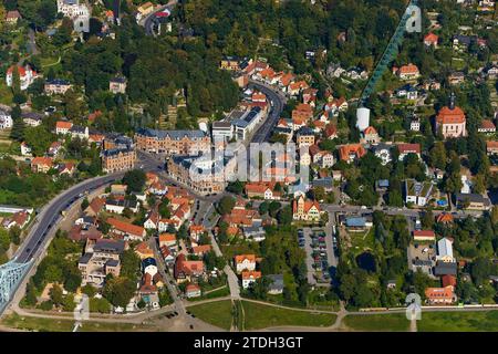 Aus der Vogelperspektive von Dresden Loschwitz mit dem Blauen Wunder, dem Königsplatz, der Schwebebahn und der Loschwitzkirche Stockfoto