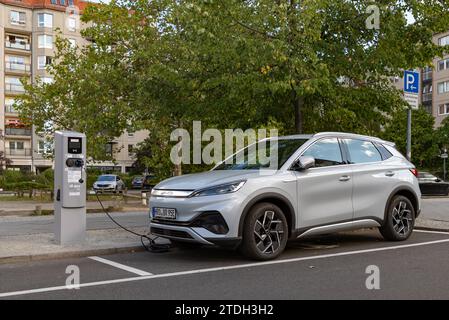 Ein Bild eines grauen BYD Atto 3, das von einer E-ON-Ladestation aufgeladen wird. Stockfoto