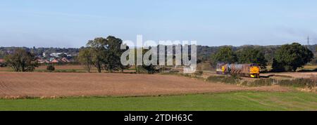 Direct Rail Services Diesellokomotive der Baureihe 37 in Yorkshire bei Goldsborough mit einem Wasserkanonen-Eisenbahnkopf-Aufbereitungszug Stockfoto