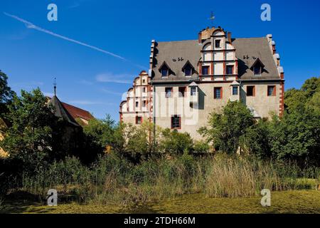 Die Burg, die sich aus einer mittelalterlichen Wasserburg mit Türmen