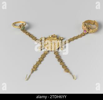 Paar Handschmuck mit Ringen (hathiphul), anonym, ca. 1750 Handschmuck (Hathiphul), bestehend aus einer massiven goldenen Rosette mit filigraner Zugarbeit, die in der Mitte des Handrückens durch 4 goldene Ketten von blattförmigen Gliedern gehalten wird, wobei am Ende ein Ring um den Finger getragen wird Zwei weitere Ketten enden in einem Haken, der durch ein am Handgelenk befestigtes Seil verläuft. Die Ringe sind teilweise mit Steinen eingelegt. Nicht abgeschlossen. Surat Gold (Metall) filigraner Handschmuck (Hathiphul) bestehend aus einer massiven Goldrosette mit filigraner Zugarbeit, die in der Mitte des Handrückens von 4 goldenen Ketten o gehalten wird Stockfoto