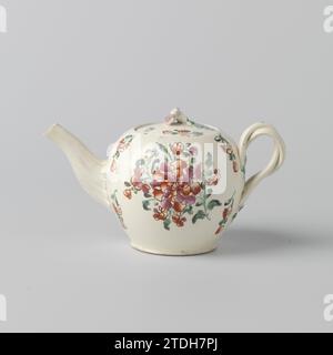 Teekanne mit Deckel aus hartem Backgut, Leeds Creamware mit mehrfarbiger Dekoration auf der Glasur., Anonym, ca. 1770 - ca. 1790 Canopiche Teekanne aus hartem Backwaren. Die Teekanne hat einen Deckel mit einer Blüte als Knopf, ein geflochtenes Ohr und einen gerippten Auslauf. Die Teekanne ist mit Blumensträußen und Blumenzweigen in rot, grün, lila und blau bemalt. Teekanne Canopiche aus hartem Backwaren von Leeds. Die Teekanne hat einen Deckel mit einer Blüte als Knopf, ein geflochtenes Ohr und einen gerippten Auslauf. Die Teekanne ist mit Blumensträußen und Blumenzweigen in Rot, Grün, Lila und Blau bemalt Stockfoto