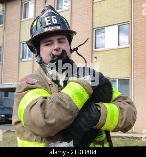 Racine, Wisconsin, USA. Dezember 2023. Die Feuerwehrleute in Racine, Wisconsin, retteten am Montag Morgen des 18. Dezember 2023 eine residentÃs-Katze aus dem brennenden Parkview Manor-Wohnhaus. (Kreditbild: © Mark Hertzberg/ZUMA Press Wire) NUR REDAKTIONELLE VERWENDUNG! Nicht für kommerzielle ZWECKE! Stockfoto