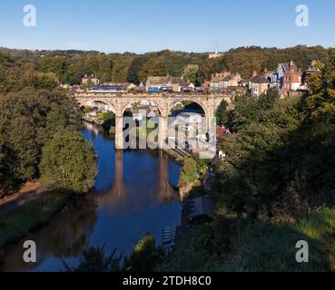 Direct Rail Services Diesellokomotive der Baureihe 37 überquert den Viadukt über den Fluss Nidd, Knaresborough mit einem Wasserkanonenbahnaufbereitungszug Stockfoto