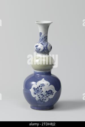 Kürbisflasche, anonym, ca. 1700 - ca. 1724 Flaschenförmige Vase aus Porzellan, zwei Knötchen im Hals, kugelförmiger Körper und spreizendem Mund, in Unterglasurblau bemalt und mit einer Celadongroen-Glasur bedeckt. Der Körper ist mit blauem Poudré (pulverblau) bedeckt, mit drei geretteten, gewellten Fächern mit blühenden Pflanzen (Splendidanjer, Chrysantheme, Pfingstrose) in einem Felsen. Die untere Kugel im Hals ist mit einer Zelladonglasur bedeckt. Das Oberteil mit Servetwerk unterbrochen durch einen Blumenzweig in einer Kartusche. Der Hals mit blühenden Pflanzen. Monochromen und Bleu Poudré mit bl Stockfoto