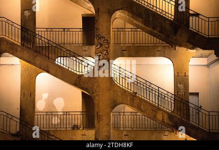 Die Treppe des berühmten Cour des Voraces im alten Lyon. Historische Treppe mit Graffiti in Lyon. Stockfoto