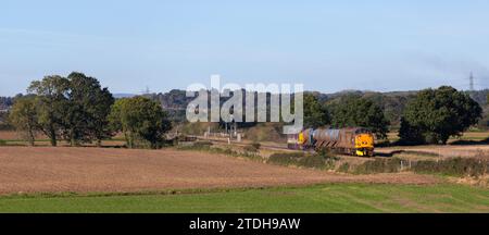 Direct Rail Services Diesellokomotive der Baureihe 37 in Yorkshire bei Goldsborough mit einem Wasserkanonen-Eisenbahnkopf-Aufbereitungszug Stockfoto