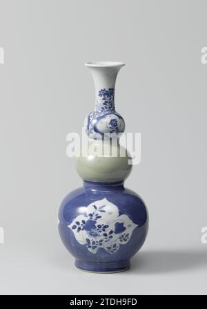 Kürbisflasche, anonym, ca. 1700 - ca. 1724 Flaschenförmige Vase aus Porzellan, zwei Knötchen im Hals, kugelförmiger Körper und spreizendem Mund, in Unterglasurblau bemalt und mit einer Celadongroen-Glasur bedeckt. Der Körper ist mit blauem Poudré (pulverblau) bedeckt, mit drei geretteten, gewellten Fächern mit blühenden Pflanzen (Splendidanjer, Chrysantheme, Pfingstrose) in einem Felsen. Die untere Kugel im Hals ist mit einer Zelladonglasur bedeckt. Das Oberteil mit Servetwerk unterbrochen durch einen Blumenzweig in einer Kartusche. Der Hals mit blühenden Pflanzen. Monochromen und Bleu Poudré mit bl Stockfoto