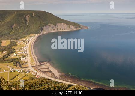 Das Dorf Mont Saint-Pierre wie die Krähe fliegt. Mont Saint-Pierre, Quebec, Kanada. Stockfoto