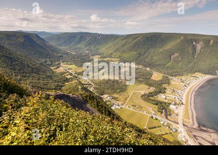 Das Dorf Mont Saint-Pierre wie die Krähe fliegt. Mont Saint-Pierre, Quebec, Kanada. Stockfoto