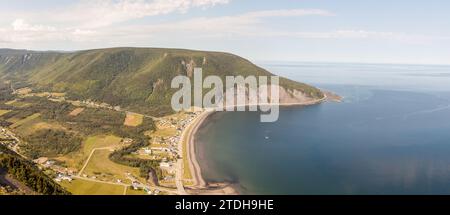 Das Dorf Mont Saint-Pierre wie die Krähe fliegt. Mont Saint-Pierre, Quebec, Kanada. Stockfoto