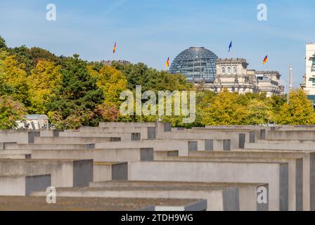 Ein Bild des Reichstagsgebäudes und seiner Kuppel mit Blick auf die Gedenkstätte für die ermordeten Juden Europas. Stockfoto