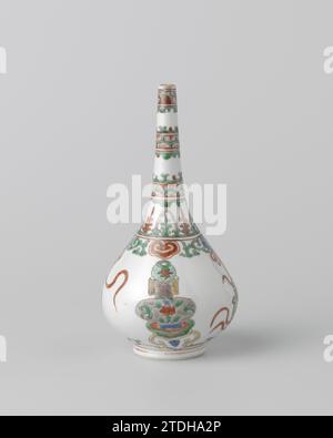 Birnenförmige Rosenwasserregner- oder Flaschenvase mit Zierrand, Vasen und Quasten, anonym, ca. 1700 - ca. 1724 Rosenwassertropfer oder Flaschenvase aus Porzellan mit birnenförmigem Körper, auf der Glasur in blau, rot, grün, gelb, Aubergine und schwarz lackiert. Abwechselnd eine Vase mit Blumengefäßen auf einem Stuhl und Bürsten auf dem Bauch. An Schulter und Hals verschiedene Zierreifen mit Blumenreben, Ruyi-Motiv und Servetwork. Über dem Fuß ein Reifen mit Rängen. Famle Verte. Porzellan. Glasur. Malerei / Vitrifikation Rosenwassertropfer oder flaschenförmige Vase aus Porzellan Stockfoto