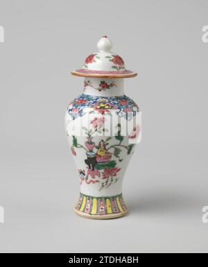 Baluster überzogenes Gefäß mit Blumenrollen und verheißungsvollen Symbolen, anonym, ca. 1875 - ca. 1899 Balus-förmiges Porzellandeckglas, auf der Glasur in blau, rot, rosa, grün, gelb und schwarz gemalt. An der Wand der Vase zwei Gruppen von Glücksgegenständen mit Wertsachen (Musikstein), Lotusrank, Stativ, Obstkorb und Blumenvasen; um die Schulter ein dekoratives Band mit Blumen- und Lotosreben; zwei Blumenzweige am Hals; Ein dekoratives Band um den Fuß. Der Deckel mit drei Blütenzweigen und ein Reifen mit Servetwork. Famle Rose. Porzellan. Glasur. Malerei / Vitrifikation Balus -sha Stockfoto