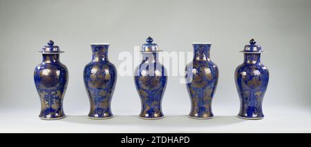 Balustervase mit puderblauem und blühenden Pflanzen und Tieren in Tafeldekoration, anonym, ca. 1700 - ca. 1724 Balusförmige Vase mit langem, spreizendem Hals, in Unterlaze blau und Gold auf der Glasur gemalt. Die Vase ist mit blauem Poudré (puderblau) bedeckt und mit drei Reihen von Abteilen verziert: Die untere Reihe hat in jedem Abschnitt eine andere blühende Pflanze oder einen Baum mit einem Felsen mit Insekten; die zweite Reihe umfasst auch vier verschiedene Blütenpflanzen (Lotus, Chrysantheme, prunus, Pfingstrose) mit Vögeln und/oder Schmetterlingen. Um den Hals vier Fächer mit verschiedenen Blumenbereichen und b Stockfoto