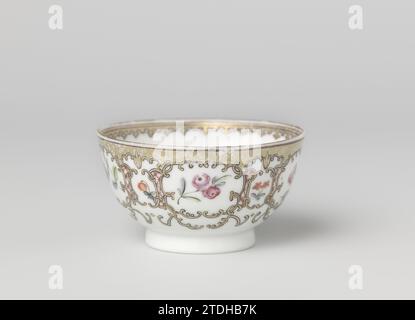 Becher mit Blumensprays und Tafeln aus Rollen, anonym, ca. 1750 - ca. 1774 Porzellankopf mit gerader Wand, auf der Glasur in blau, rot, rosa, grün, gelb, lila, schwarz und Gold. Die Außenwand mit einem Reifen durch Äste, abwechselnd groß und klein, Kartuschen gefüllt mit Blumenzweigen; unten eine Blumengruppe verschiedener Blumenzweige; der innere Rand mit einer Spearhead-Grenze. Famle Rose. Porzellan. Glasur. Goldmalerei / Vergoldung / Glasur Porzellankopf mit gerader Wand, auf der Glasur in blau, rot, rosa, grün, gelb, lila, schwarz und los Stockfoto