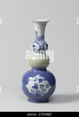 Kürbisflasche, anonym, ca. 1700 - ca. 1724 Flaschenförmige Vase aus Porzellan, zwei Knötchen im Hals, kugelförmiger Körper und spreizendem Mund, in Unterglasurblau bemalt und mit einer Celadongroen-Glasur bedeckt. Der Körper ist mit blauem Poudré (pulverblau) bedeckt, mit drei geretteten, gewellten Fächern mit blühenden Pflanzen (Splendidanjer, Chrysantheme, Pfingstrose) in einem Felsen. Die untere Kugel im Hals ist mit einer Zelladonglasur bedeckt. Das Oberteil mit Servetwerk unterbrochen durch einen Blumenzweig in einer Kartusche. Der Hals mit blühenden Pflanzen. Monochromen und Bleu Poudré mit bl Stockfoto