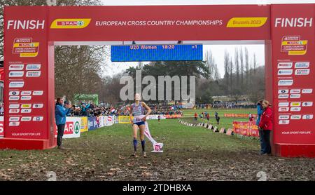 Innes Fitzgerald aus Großbritannien und NI überquerte die Ziellinie, um das U20-Frauenrennen bei den SPAR Cross Country Europameisterschaften in Laeke zu gewinnen Stockfoto