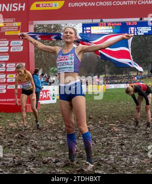 Innes Fitzgerald von Großbritannien & NI feiert ihren Sieg im U20-Frauenrennen bei den SPAR-Cross-Country-Europameisterschaften im Laeken Park in br Stockfoto