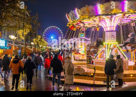 Weihnachtsmarkt in der Königsstraße im Duisburger Stadtzentrum, Vorweihnachtszeit, Weihnachtsbeleuchtung, Riesenrad, Weihnachtsmarktstände, Menschenmassen Stockfoto