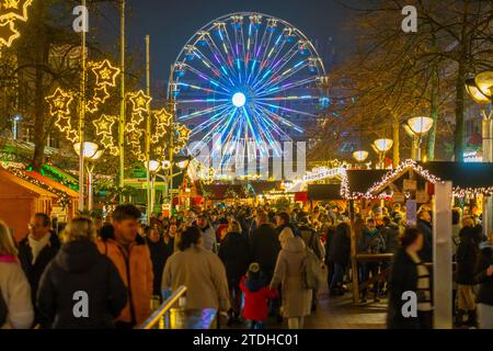 Weihnachtsmarkt in der Königsstraße im Duisburger Stadtzentrum, Vorweihnachtszeit, Weihnachtsbeleuchtung, Riesenrad, Weihnachtsmarktstände, Menschenmassen Stockfoto