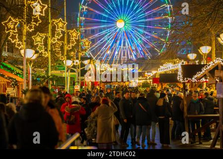 Weihnachtsmarkt in der Königsstraße im Duisburger Stadtzentrum, Vorweihnachtszeit, Weihnachtsbeleuchtung, Riesenrad, Weihnachtsmarktstände, Menschenmassen Stockfoto