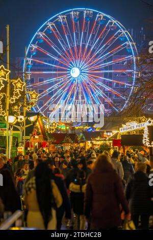 Weihnachtsmarkt in der Königsstraße im Duisburger Stadtzentrum, Vorweihnachtszeit, Weihnachtsbeleuchtung, Riesenrad, Weihnachtsmarktstände, Menschenmassen Stockfoto