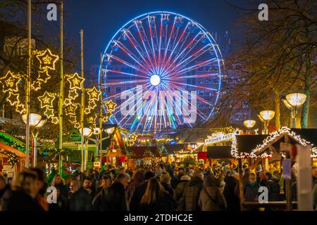 Weihnachtsmarkt in der Königsstraße im Duisburger Stadtzentrum, Vorweihnachtszeit, Weihnachtsbeleuchtung, Riesenrad, Weihnachtsmarktstände, Menschenmassen Stockfoto