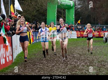 Iulia Florina Marginean und Diana Verdes aus Rumänien traten beim U20-Frauenrennen bei den SPAR-Cross-Country-Europameisterschaften im Laeken Park in an Stockfoto