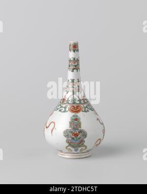 Birnenförmige Rosenwasserregner- oder Flaschenvase mit Zierrand, Vasen und Quasten, anonym, ca. 1700 - ca. 1724 Rosenwassertropfer oder Flaschenvase aus Porzellan mit birnenförmigem Körper, auf der Glasur in blau, rot, grün, gelb, Aubergine und schwarz lackiert. Abwechselnd eine Vase mit Blumengefäßen auf einem Stuhl und Bürsten auf dem Bauch. An Schulter und Hals verschiedene Zierreifen mit Blumenreben, Ruyi-Motiv und Servetwork. Über dem Fuß ein Reifen mit Rängen. Famle Verte. Porzellan. Glasur. Malerei / Vitrifikation Rosenwassertropfer oder flaschenförmige Vase aus Porzellan Stockfoto