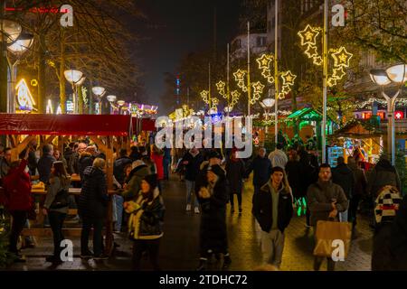 Weihnachtsmarkt in der Königsstraße im Duisburger Stadtzentrum, Vorweihnachtszeit, Weihnachtsbeleuchtung, Weihnachtsmarktstände, Menschenmassen, NRW, Deutschland Stockfoto