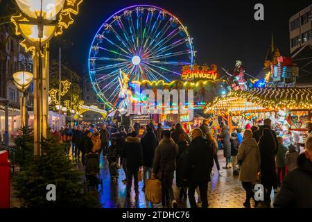 Weihnachtsmarkt in der Königsstraße im Duisburger Stadtzentrum, Vorweihnachtszeit, Weihnachtsbeleuchtung, Riesenrad, Weihnachtsmarktstände, Menschenmassen Stockfoto