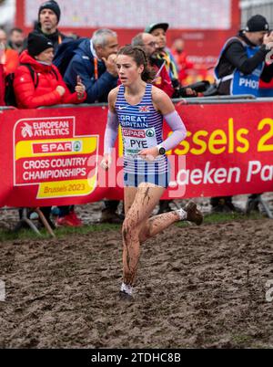 Katie Pye von Großbritannien & NI nahm am U20-Frauenrennen bei den SPAR-Cross-Country-Europameisterschaften im Laeken Park in Brüssel Teil Stockfoto