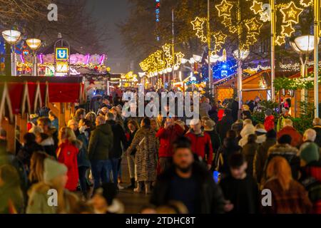 Weihnachtsmarkt in der Königsstraße im Duisburger Stadtzentrum, Vorweihnachtszeit, Weihnachtsbeleuchtung, Weihnachtsmarktstände, Menschenmassen, NRW, Deutschland Stockfoto