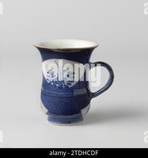 Glockenförmiger Becher mit puderblauen und fächerförmigen Paneelen, anonym, ca. 1700 - ca. 1724 Klock-förmiger Kopf mit C-förmigem Porzellanohr, in Unterlaze blau und rot lackiert. Die Wand ist mit blauem Poudré (pulverblau) bedeckt und mit Blumenzweigen gefüllten Fächerfächern versehen; an der Wand ist ein doppelter Reifen im Relief; die Kante ist braun. Auf der Unterseite ein Ingrift Augustus die Strong/Johanneum-Zahl: N = 732. Blau mit kupferrot unterglasieren. Porzellan. Glasur. Kobalt-(Mineral-)Malerei / Glasur Klock-förmiger Kopf mit C-förmigem Porzellan-Ohr, in Unterlaze blau und rot bemalt. Stockfoto