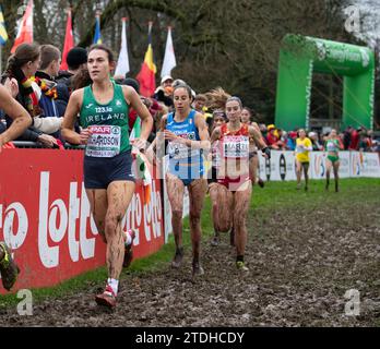 Maebh Richardson aus Irland trat am 10. Oktober im U20-Frauenrennen bei den SPAR-Cross-Country-Europameisterschaften im Laeken Park in Brüssel an Stockfoto