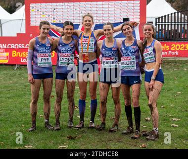 Katie Pye, Moli Lyons, Innes Fitzgerald, Jess Bailey, Lizzie Wellsted und Zoe Hunter von Großbritannien & NI feiern diesen Sieg im U20-Frauenrennen Stockfoto