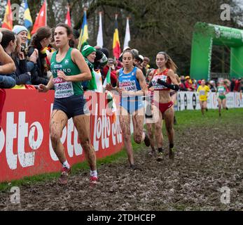 Maebh Richardson aus Irland trat am 10. Oktober im U20-Frauenrennen bei den SPAR-Cross-Country-Europameisterschaften im Laeken Park in Brüssel an Stockfoto