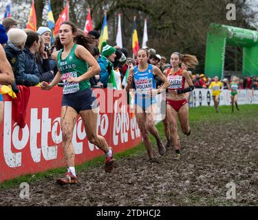 Maebh Richardson aus Irland trat am 10. Oktober im U20-Frauenrennen bei den SPAR-Cross-Country-Europameisterschaften im Laeken Park in Brüssel an Stockfoto