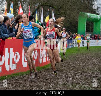 Margherita Voliani aus Irland und Ruth Marti aus Spanien traten beim U20-Frauenrennen bei den SPAR-Cross-Country-Europameisterschaften im Laeken Park an Stockfoto