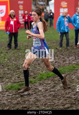 Lizzie Wellsted aus Großbritannien und NI trat beim U20-Frauenrennen bei den SPAR-Cross-Country-Europameisterschaften im Laeken Park in Brüssel an Stockfoto